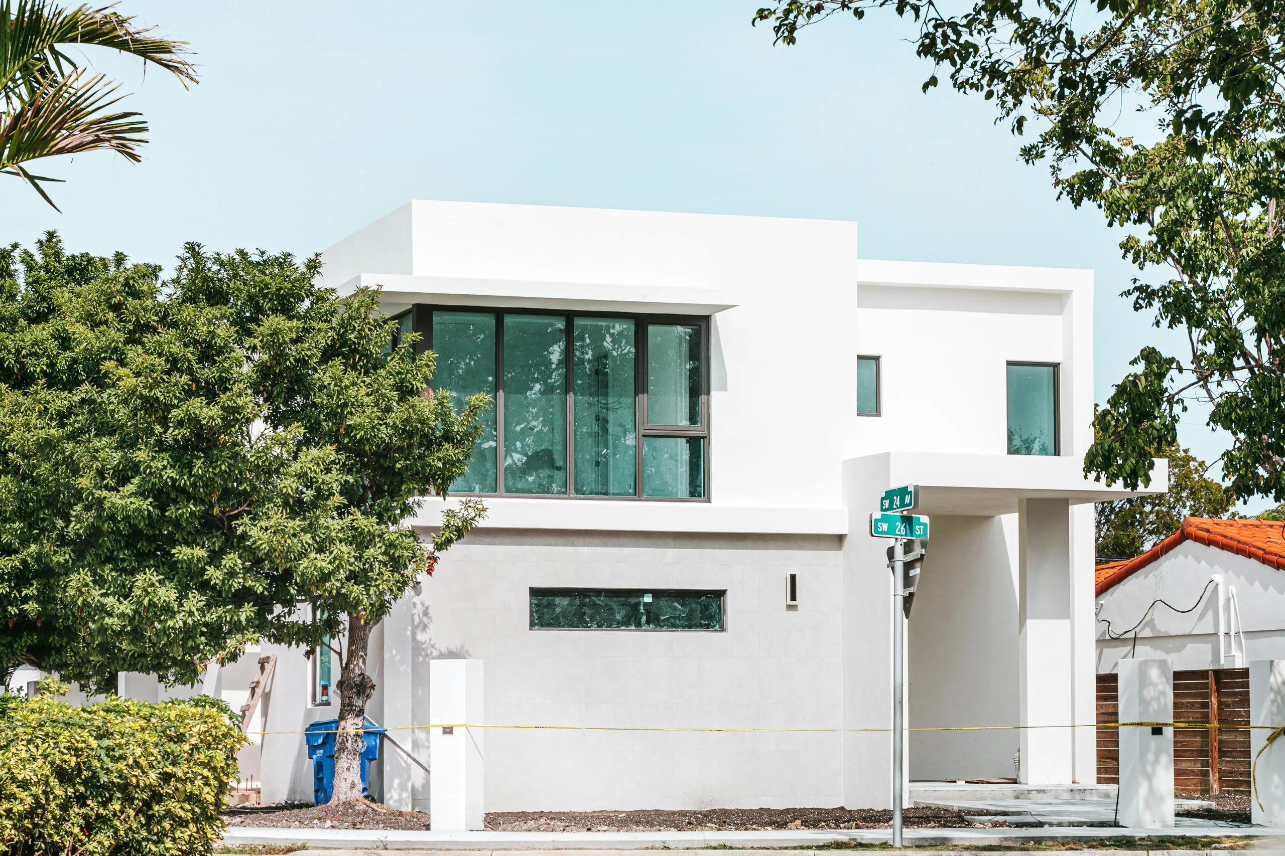 A modern white two-storey custom home in Mississauga